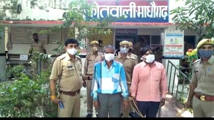 जालौन-माधौगढ़ पुलिस ने तमंचा व मारुति वैन के साथ दो शातिर अपराधियों को किया गिरफ्तार