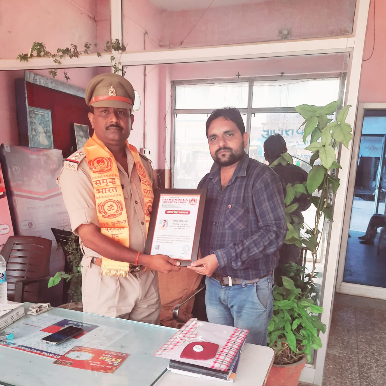 जालौन-जय बुन्देला एजुकेशन ग्रुप द्वारा उपनिरीक्षक शाबिर अली उरई को सम्मानित किया गया।