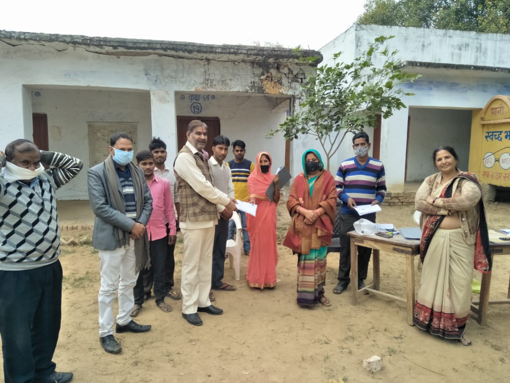 पूर्व जिलाध्यक्ष ने अपने ग्राम के बूथ पहुंचकर बनवाए नए मतदाता सोनी न्यूज़