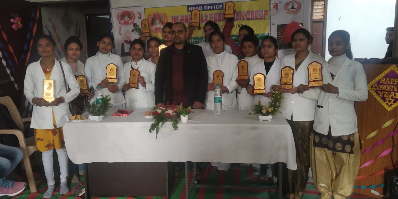 जालौन-जय बुंदेला संस्थान ने मेधावी छात्राओं को किया सम्मानित।
