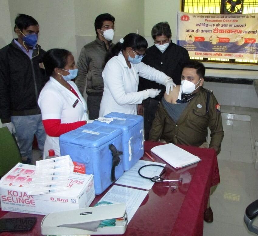वैक्सीनेशन कैंप में पुलिस अधीक्षक ने लिया कोरोना का बूस्टर डोज सोनी न्यूज़