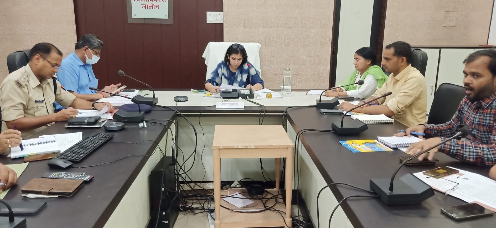 जालौन-जिलाधिकारी चाँदनी सिंह ने सड़क सुरक्षा अभियान के तहत की गई कार्यवाही की समीक्षा बैठक कलेक्ट्रेट सभागार में की गई।