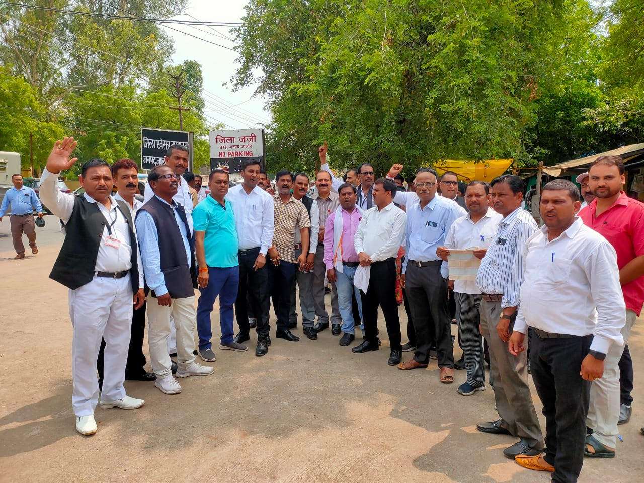 SDM और तहसीलदार के खिलाफ डिस्ट्रिक्ट बार एसोसिएशन जालौन ने किया हल्ला बोल सोनी न्यूज़