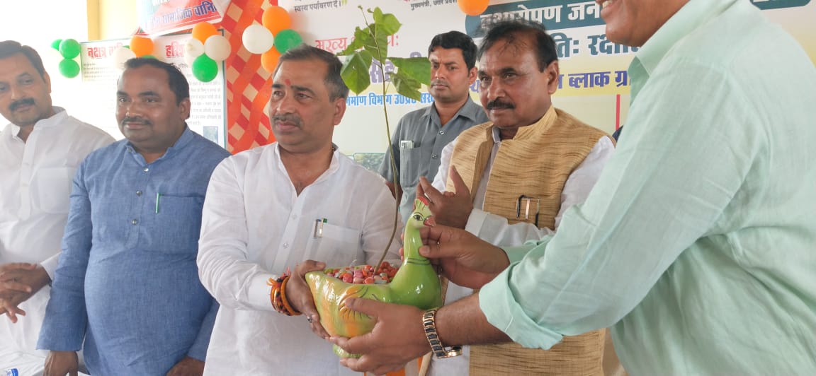 केंद्रीय राज्यमंत्री भानु प्रताप वर्मा व उत्तर प्रदेश सरकार में मंत्री ब्रजेश सिंह ने वृक्षारोपण कार्यक्रम का शुभारंभ किया।
